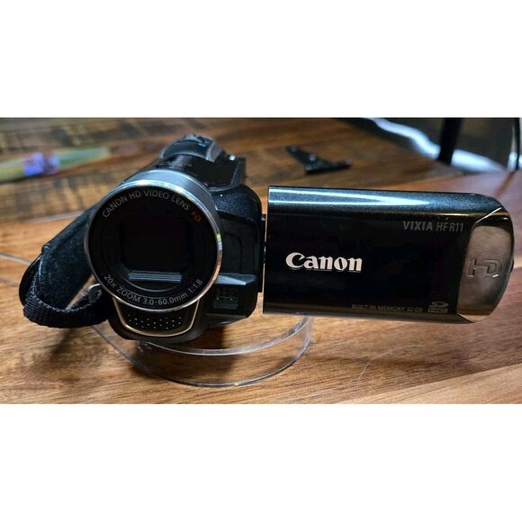 Canon Vixia HF R11 32 GB Camcorder TESTED WORKING 20x Zoom 3.0-60.0 mm Black C1 - Picture 1 of 16